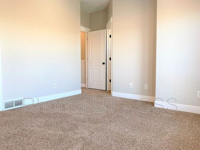 Building Photo - 14855 S Treseder St