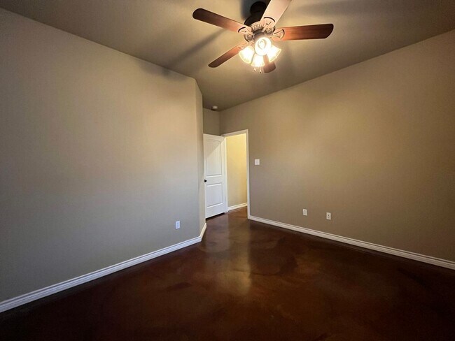 Building Photo - Available Now: 4 Bedroom Single Family Home:  Move in Special