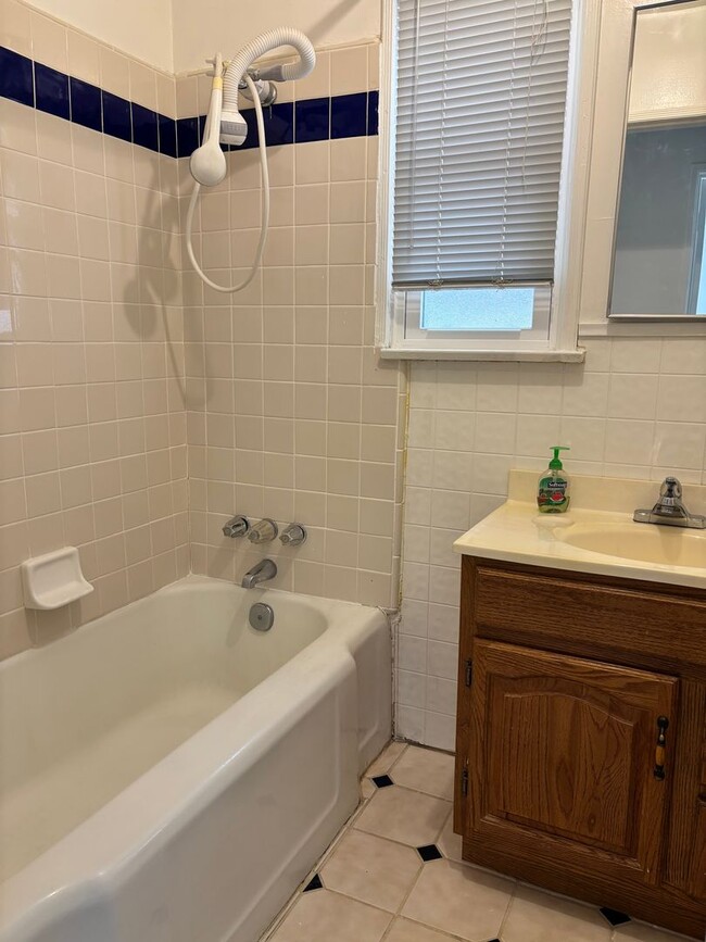 Building Photo - Charming Sherman Oaks Home!