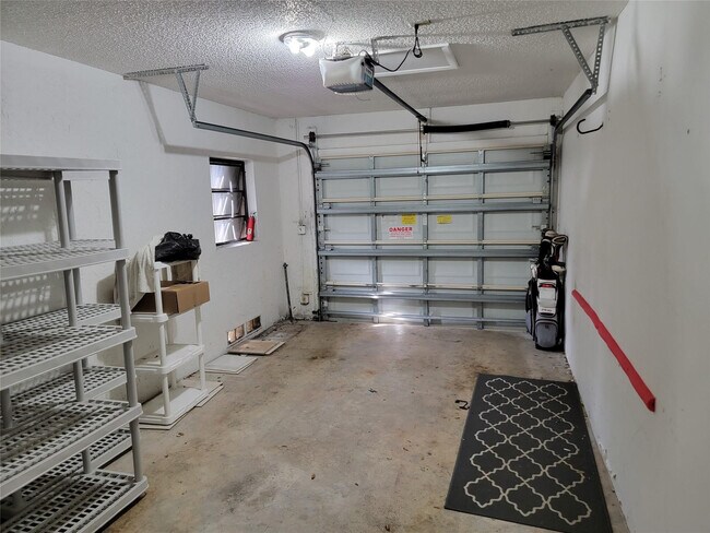 Building Photo - 1800 NE 39th Ct