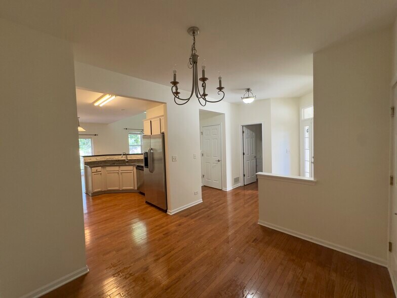 breakfast nook - 364 Buckingham Ct