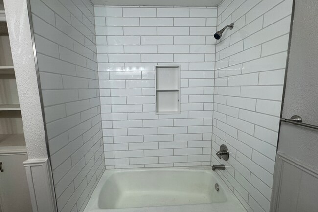 Building Photo - Sleek South Loop Duplex | Updated 2-bed with Garage