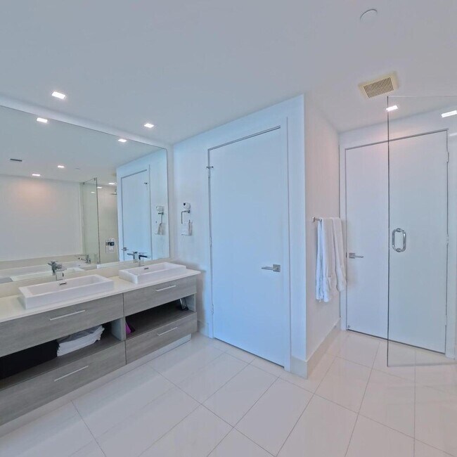 Building Photo - 650 NE 32nd St