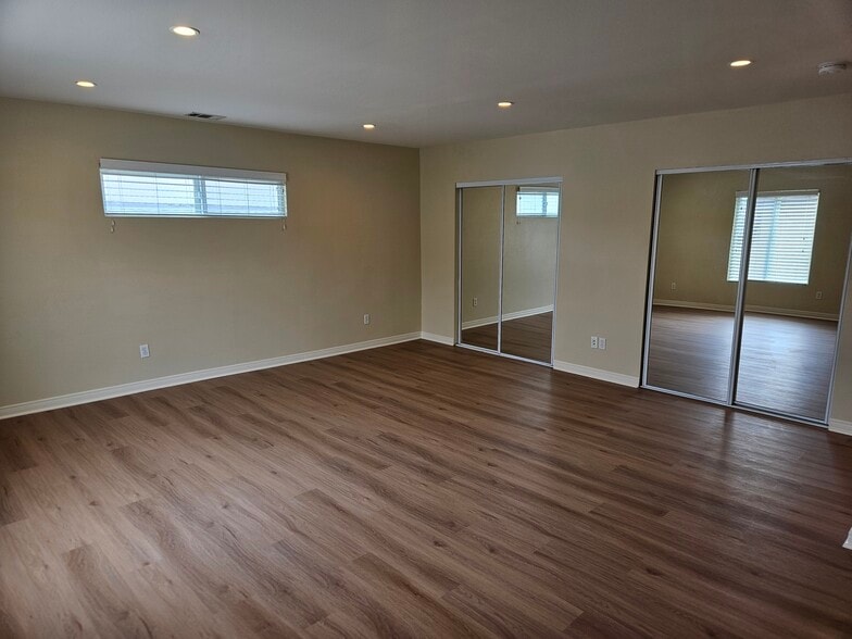 Master with double mirrored closets - 3424 Bellevue Ave