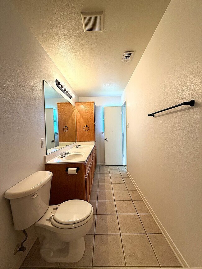 Building Photo - 1304 Cinch Dr