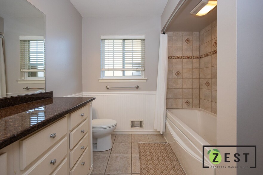 Building Photo - 415 N Fox Hills Dr