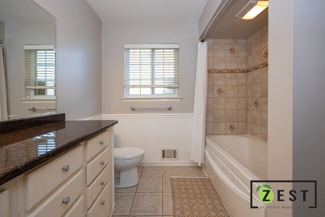 Building Photo - 415 N Fox Hills Dr