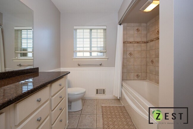Building Photo - Beautiful 2 Bed 1.5 Bath Townhome available August 15th!