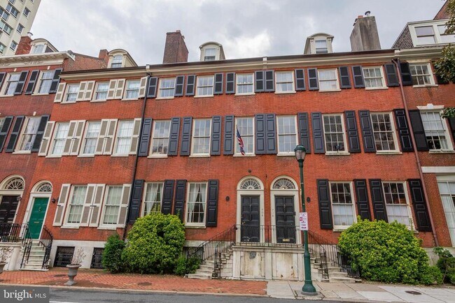 Building Photo - 704 S Washington Square