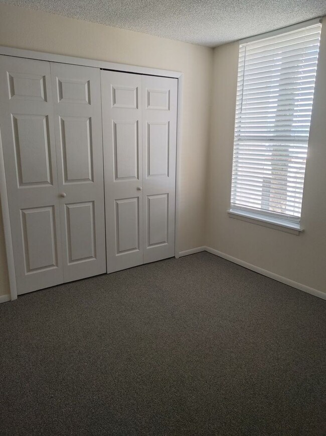 Building Photo - 518 Orange Dr