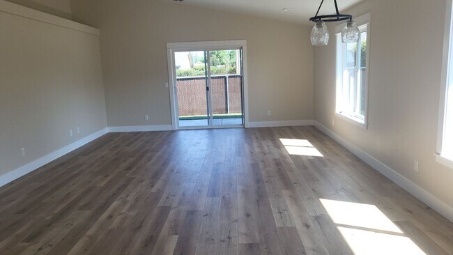 Building Photo - 3 bed 2 bath Single Family Home for Rent in Grants Pass