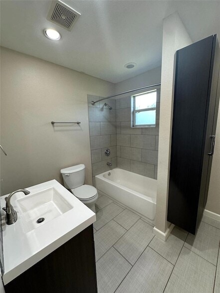 Building Photo - 3510 Roanoke Dr