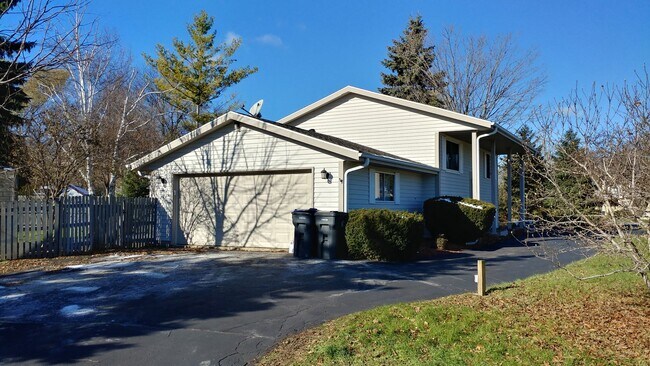 Building Photo - Spacious 4 bedroom 2 Bath Single Family Mt Pleasant