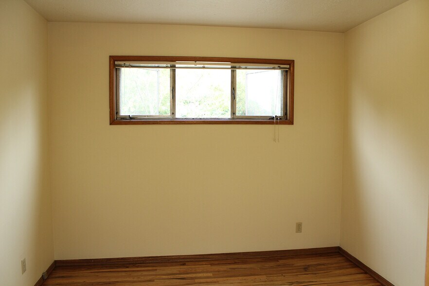 Building Photo - 126-140 NE 59th Avenue
