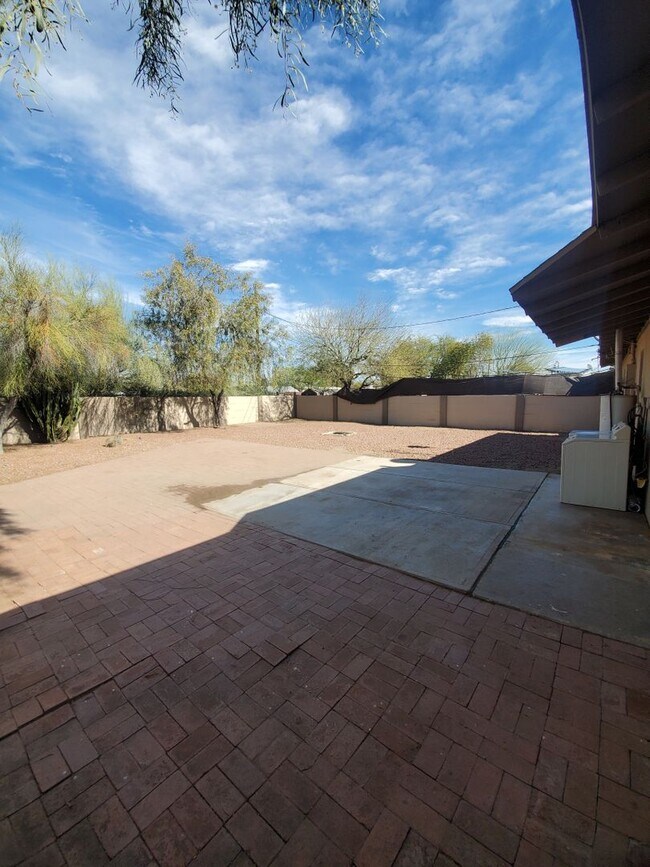 Building Photo - 4 bedroom, 1.5 bath - North Phoenix - Big ...