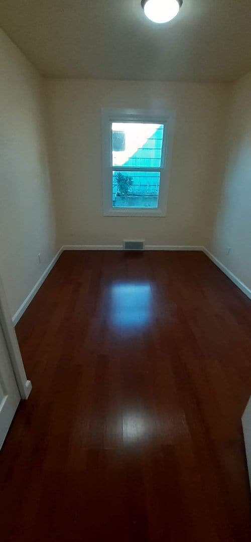 Building Photo - 2bd/1ba Seattle Home