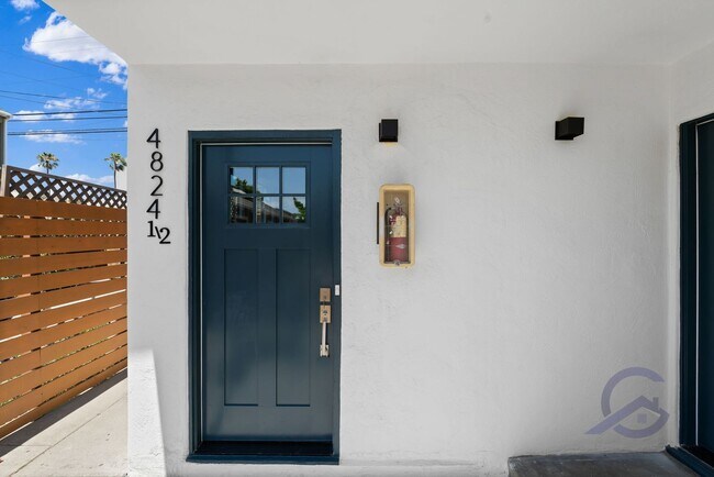 Building Photo - Completely Renovated Ocean Beach 1 Bed/1 Ba. $500 Move-In Special!