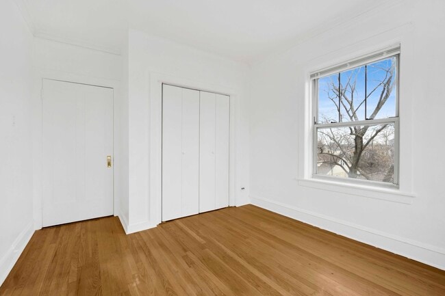 Building Photo - 4742 W Roscoe St