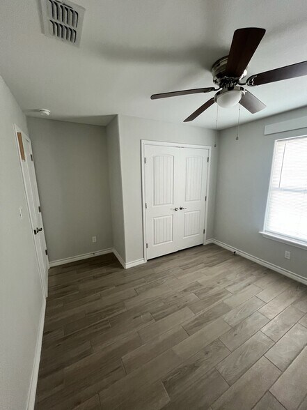 Building Photo - 1810 Atrium Pl Dr