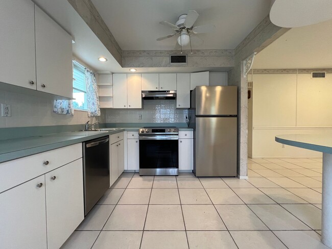 Building Photo - ** Annual ** 2 Bed / 2 Bath ** Single Family Home ** Conveniently Located ** $1,395