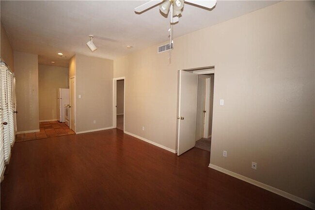 Building Photo - 712 Graham Pl