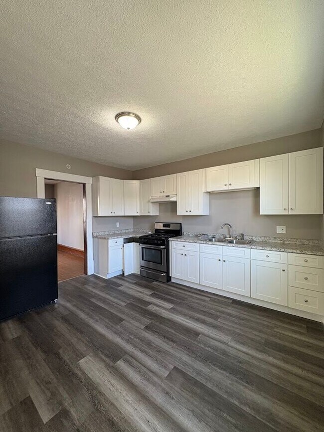 Building Photo - Two bedroom one bathroom 1st level for rent