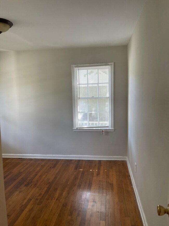 Building Photo - 3 Bedroom Westwood Terrace Bungalow (Sorry, No Section 8)