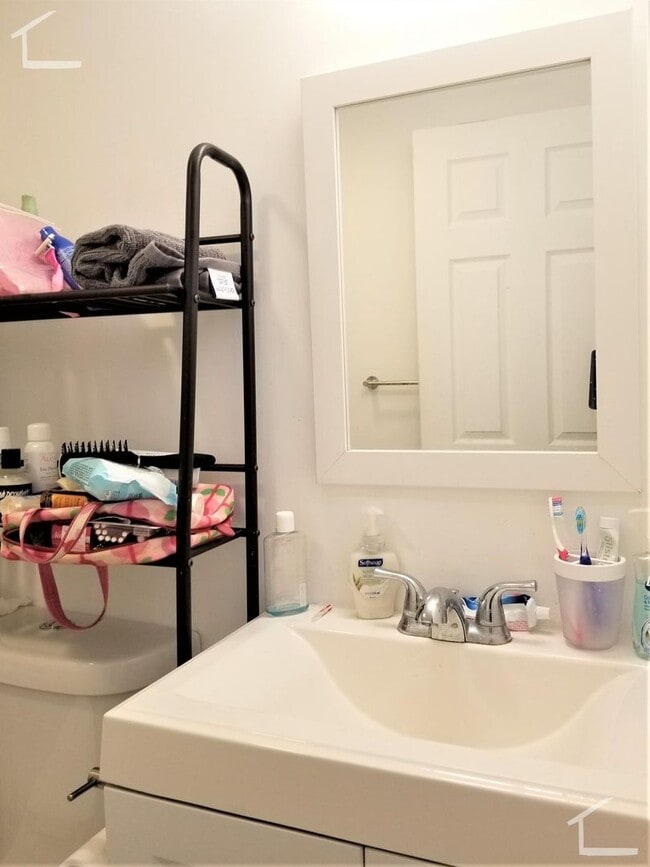 Building Photo - No Brokers Fee, Large Unit, Heat, Hot Water Included, Laundry on a Site