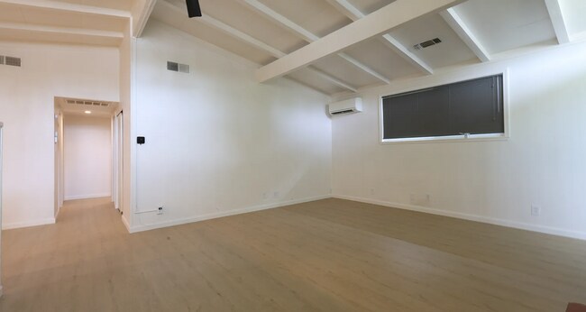 Building Photo - Updated Large 3 bedroom 2 bathroom home