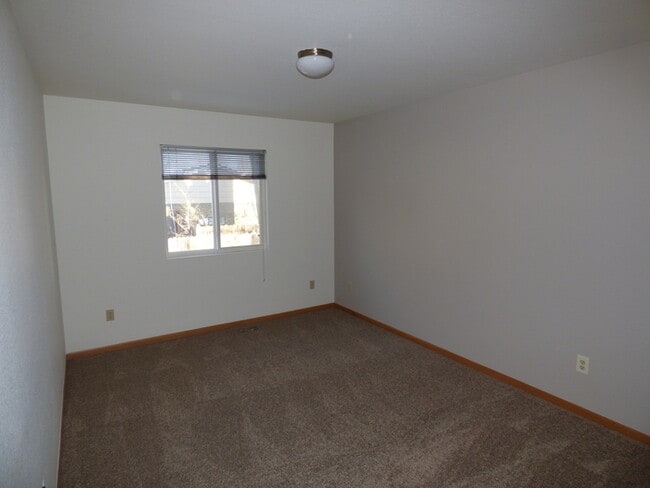 Building Photo - Beautiful 2 Bed/1 Bath Ranch Style Townhome!