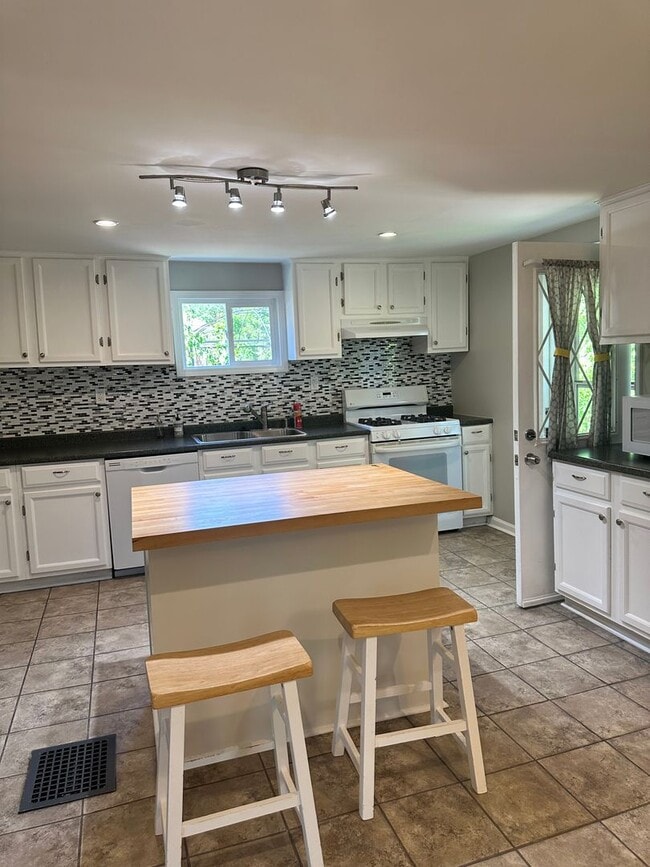 Building Photo - Great Newly Remodeled 3 bed in Madisonvill...