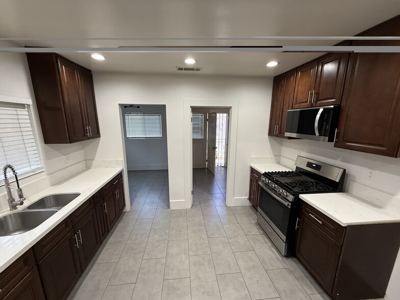 Building Photo - 1493 W 47th St