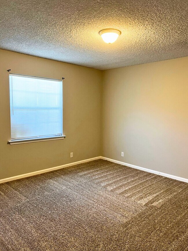 Building Photo - 4/2 with fenced in yard!