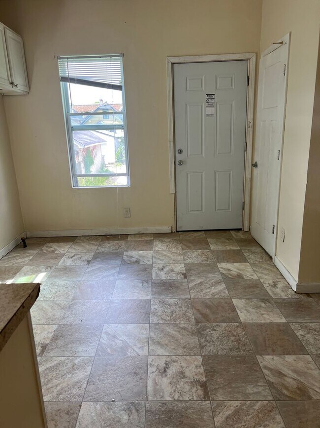 Building Photo - 3215 N 34th St