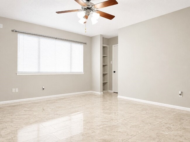 Building Photo - 9002 Sabastian Dr