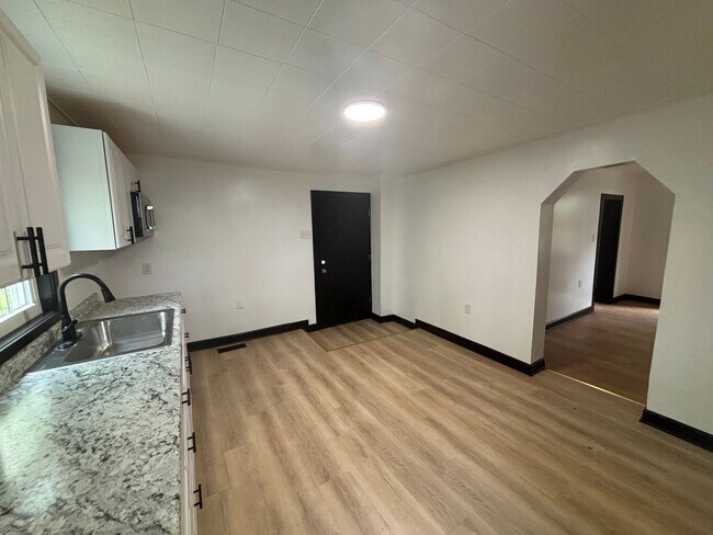 Building Photo - Beautiful 3 Bedroom, 2 Bathroom Home with Private Drive and Large Yard!