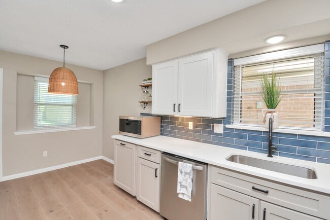 Building Photo - 10550 Emnora Ln