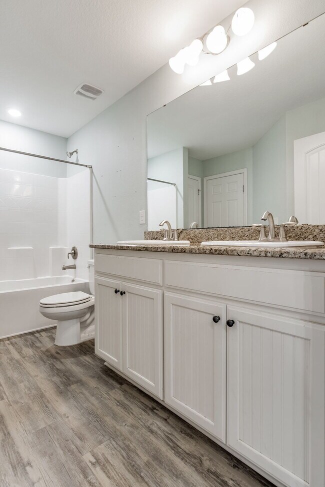 Building Photo - Spacious 4-Bedroom / 3 Bathroom + Office c...