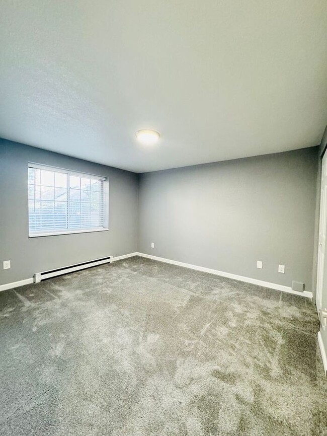 Building Photo - Gorgeous 2 bed 2 bath Condo with Office in...