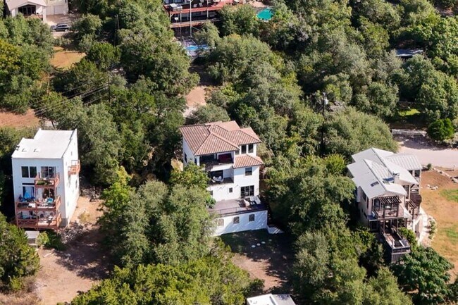 Building Photo - 13803 Lakeview Dr