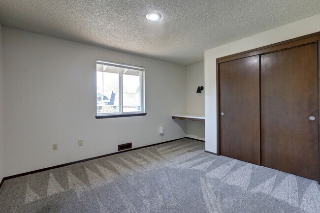 Building Photo - Beautiful View-Quiet Twin Lakes Neighborhood