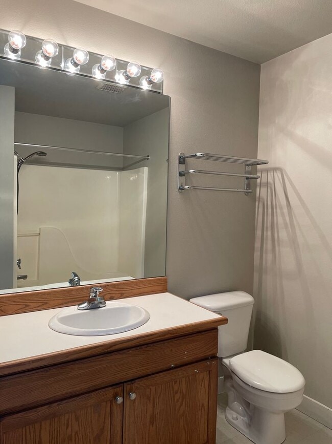 Building Photo - Your Cozy Corner in Fairview Village!