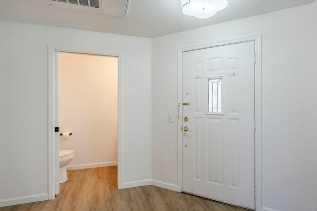 Building Photo - Stunning 2 Bed 1.5 Bath Condo in Scottsdal...