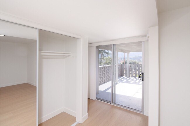 Building Photo - IN-UNIT LAUNDRY WITH ON-SITE PARKING!!