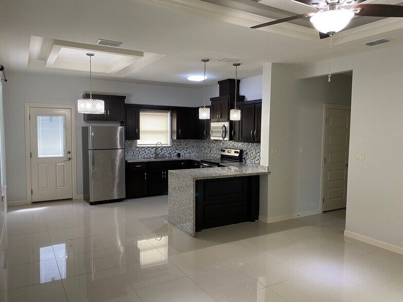 Building Photo - 904 E Myrtle Beach Ave