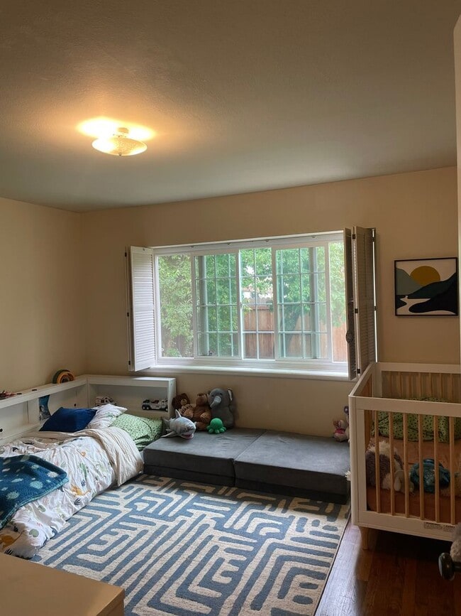 Building Photo - Charming 3 bedroom home in quiet neighborrhood with detached office!