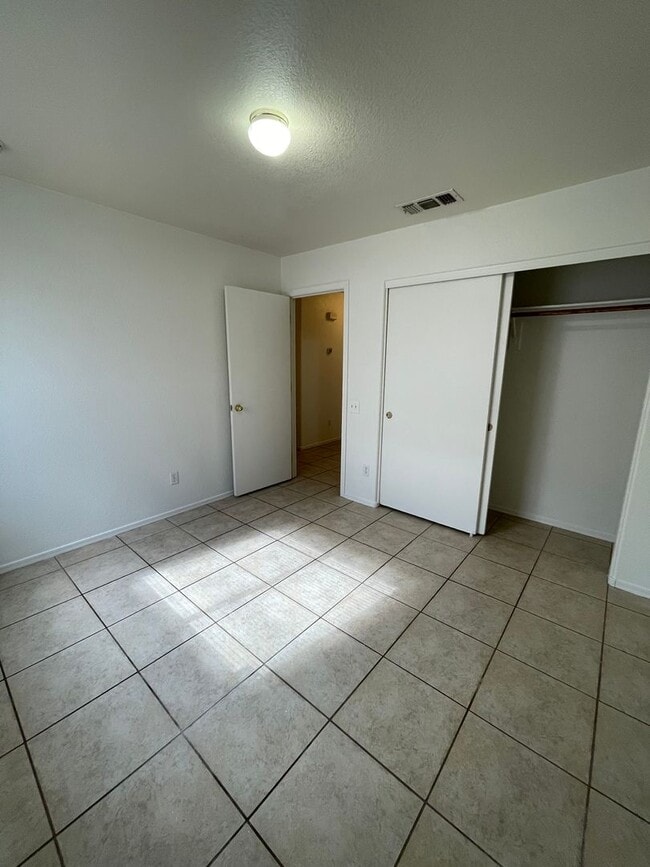 Building Photo - Large 3 Bedroom! Master Bedroom w/ Sitting Room!