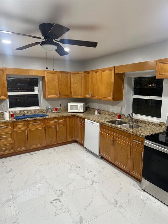 Building Photo - 1705 NE 157th Ter