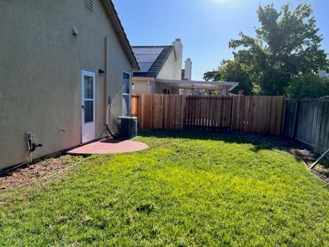 Building Photo - Stonelake home located on cul-de-sac