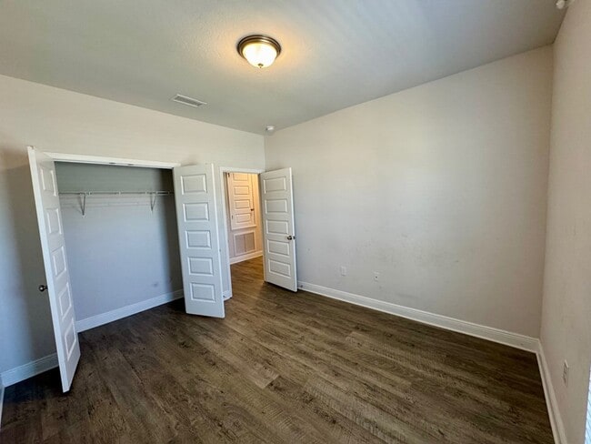 Building Photo - 145 Sandyshore Ct